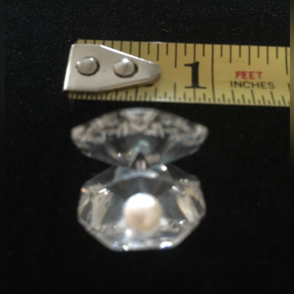 Swarovski Austrian Crystal Mini Clam Shell with Pearl Figurine